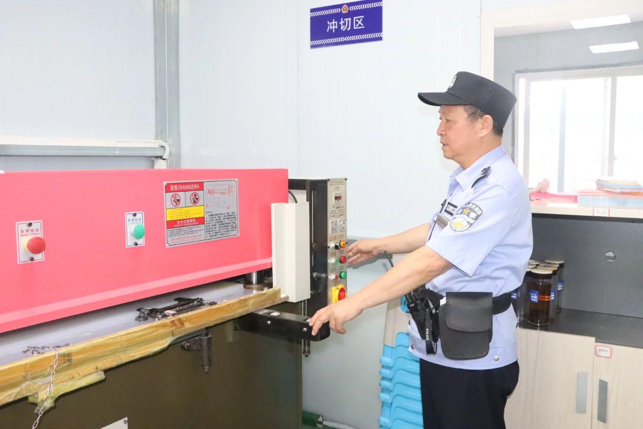 貴州沙子哨監(jiān)獄老警長宋化貴35載高墻內的忠誠守護